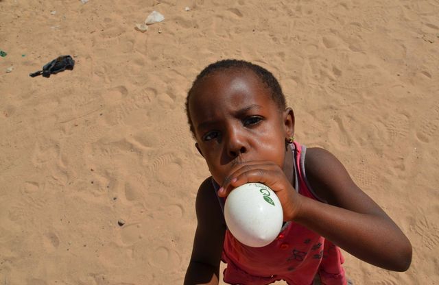 Met een ballon zijn de kinderen in Gambia ontzettend blij