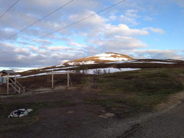 Uitkijk om middernacht op Tromsdalstinden op 1.238 meter hoogte