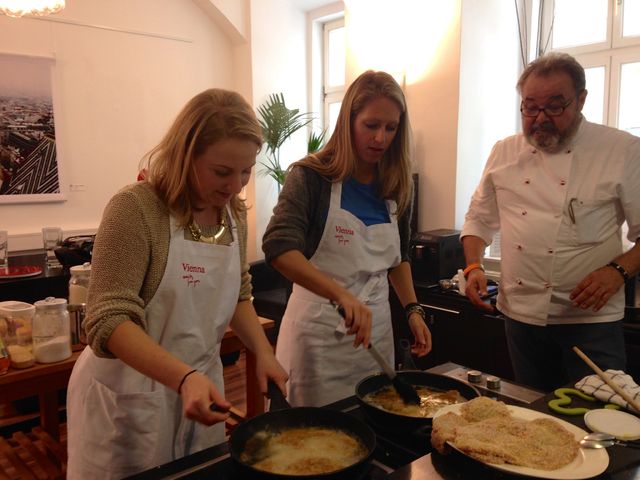 De echte Wiener Schnitzel bak je in een pan met veel zonnebloemolie en boter...