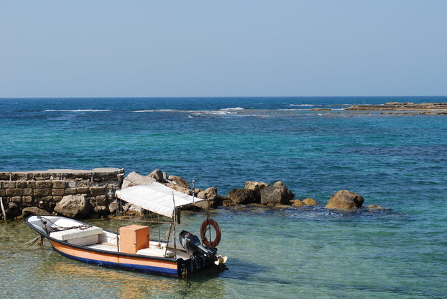 De prachtige baai van Caesarea, met helder blauw water