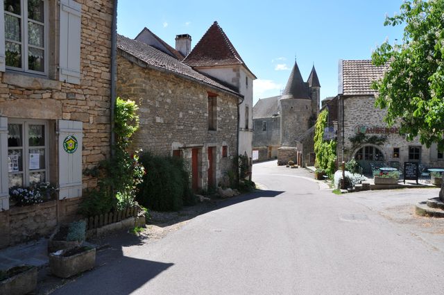 Uitzicht op het kasteel Ch\u00e2teauneuf-en-Auxois