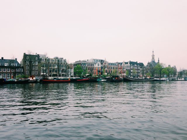 Varen door Amsterdam. Jammer genoeg was het niet zonnig, maar het blijft leuk