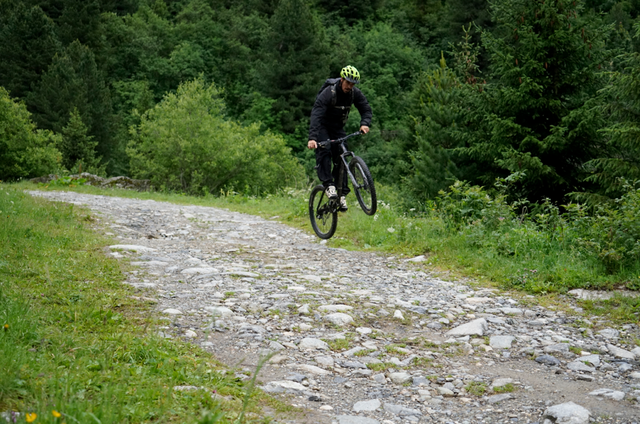 Onze gidsen laten zien wat echt Mountainbiken is