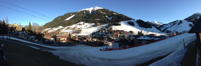 Panorama-shot van Hinterglemm. Het laatste restje sneeuw van dit jaar...