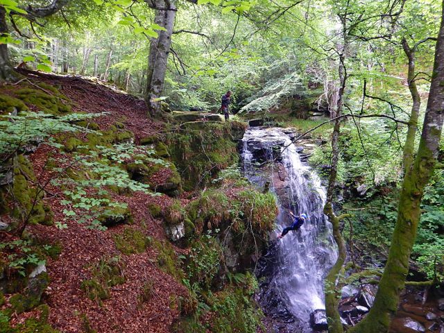 Abseilen langs een waterval