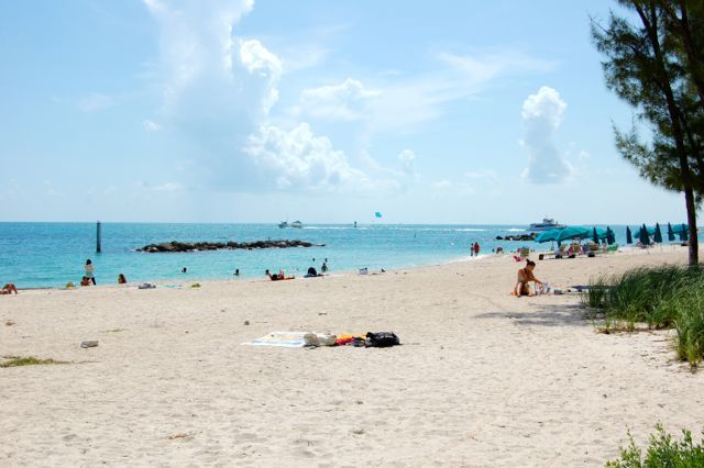 Het heerlijke witte zandstrand van Key West