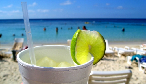 Zomer_strand_cocktail_travelvalley.png