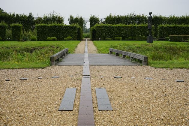 Abdij van Herkenrode: zonnewijzer in de tuin