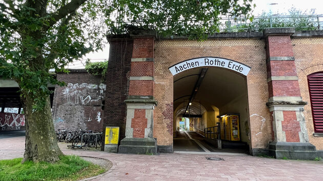 Officieel het enige echte startpunt van de Vennbahn. Station Rhote Erde in Aken