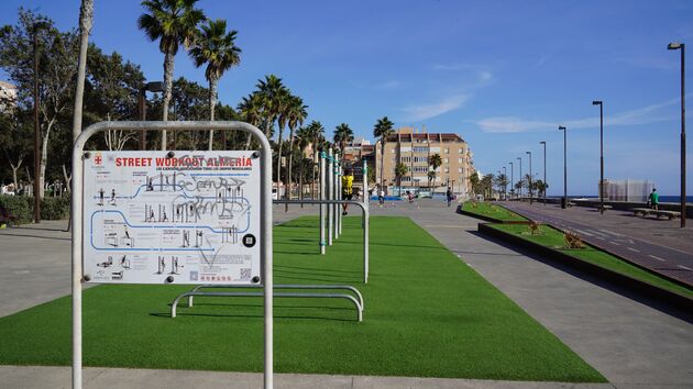 Street Workout in Almeria, gratis fitness aan zee