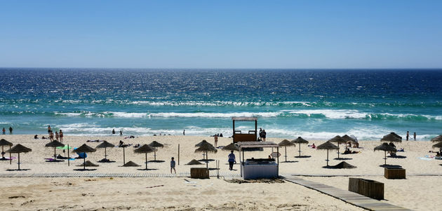 Strand in Alentejo, bekend om de golven en door Madonna