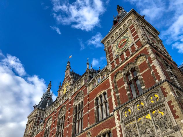 Einde van de dag en de lucht is stralend blauw rondom Amsterdam Centraal