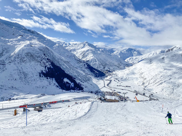 Wij stappen in de trein in Andermatt, waar toevallig net de Glacier Express voorbij rijdt