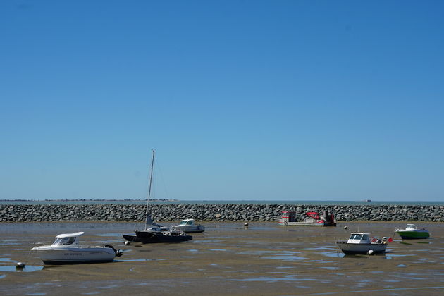 Vertrouwd beeld bij `eb` aan de Atlantische kust in Frankrijk