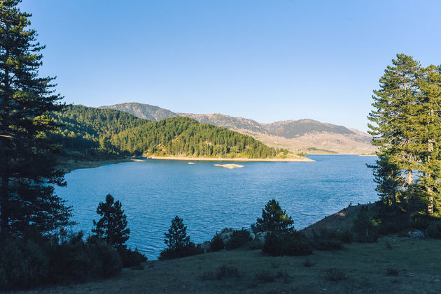 Aoos Springs Lake is een kunstmatig meer, maar dat doet niets af aan de schoonheid ervan