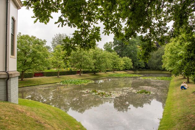 Aan de rand van de vijver bij het theehuis kom je tot rust