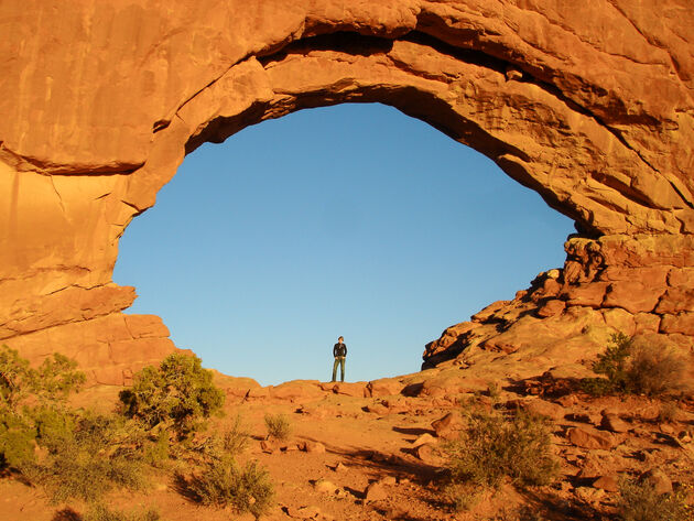 In het vuurrode gesteente in Arches NP zijn natuurlijke bruggen ontstaan. Dit is Turret Arch.