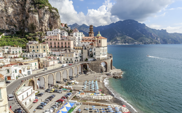 Het prachtige Atrani aan de Amalfikust \u00a9 lucianofochi - Fotolia