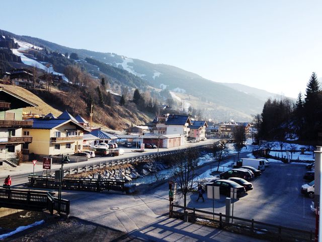 Uitzicht op Saalbach in de ochtend