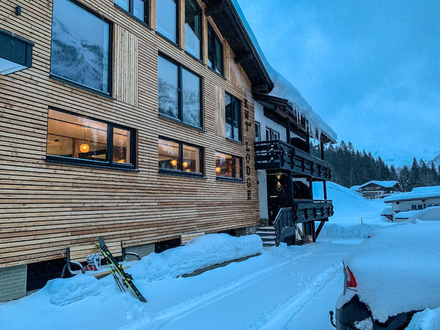 Boaz en Sanne hebben deze plek omgebouwd tot een moderne en sfeervolle lodge