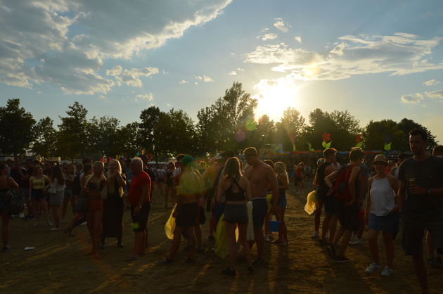 Zelfs na zonsondergang is het nog heerlijk warm in Hongarije