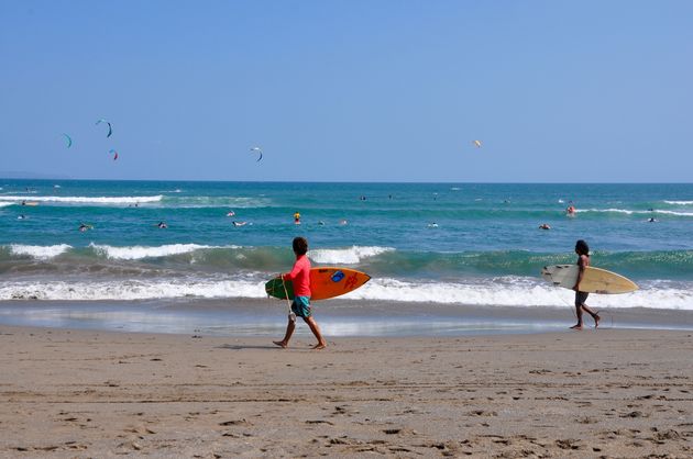 Surfers op zoek naar hoge golven