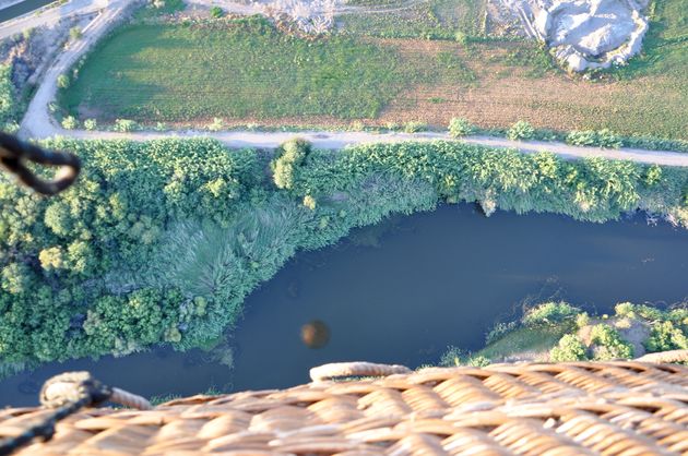 De weerspiegeling van de ballon in het water onder ons