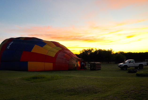 Het is h\u00e9\u00e9l vroeg als we bij de ballon aankomen