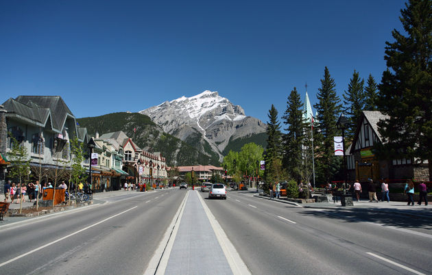 Slenteren door Banff met de Canadian Rockies op de achtergrond