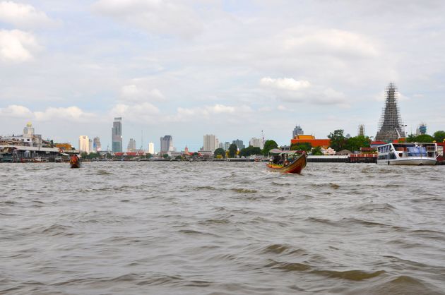 Skyline van Bangkok vanuit ons bootje