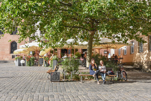 Rondom de Hauptmarkt vind je dit soort gezellige terrasjes en bankjes