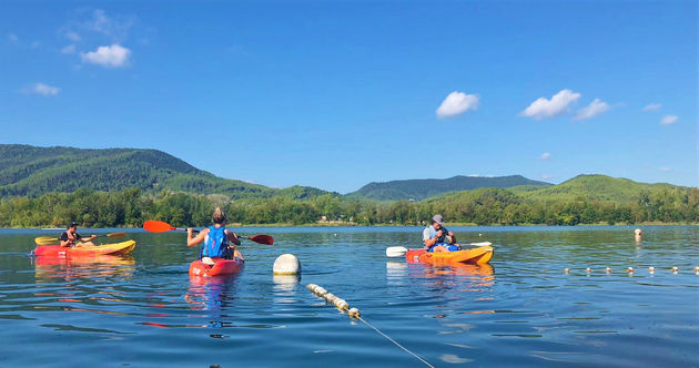 Kajakken op het heldere Banyoles meer