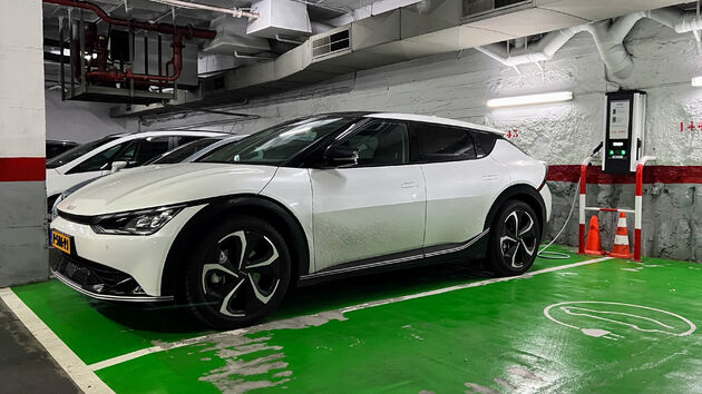 Laden in een parkeergarage in Barcelona met je parkeerticket, kosten 0.65 per kWh op low speed..