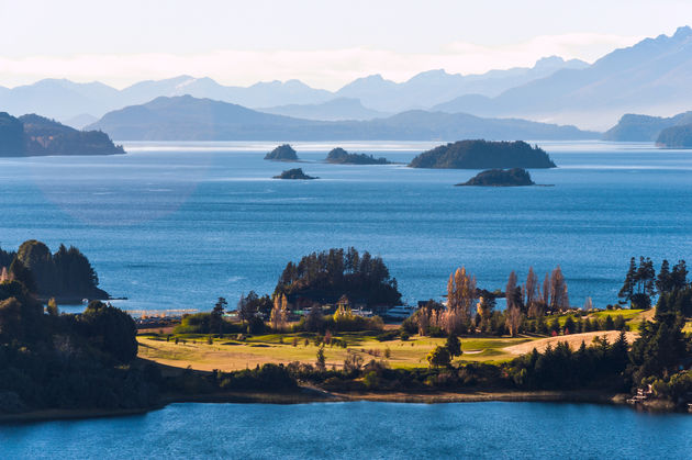 Bariloche, met uitzicht op het Nahuel Huapi-meer\u00a9 fotolia