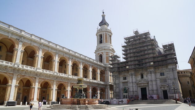 Basiliek van Loreto, zoals zoveel kerken in de stijgers