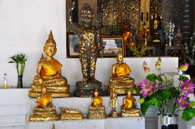 Prachtige beelden in een tempel in Dan Sai