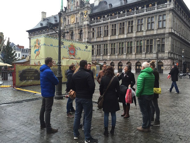 De gids begint met uitleggen op de Grote Markt.