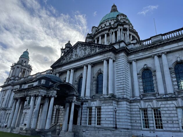 Het stadhuis van Belfast is ondergebracht in een schitterend gebouw.