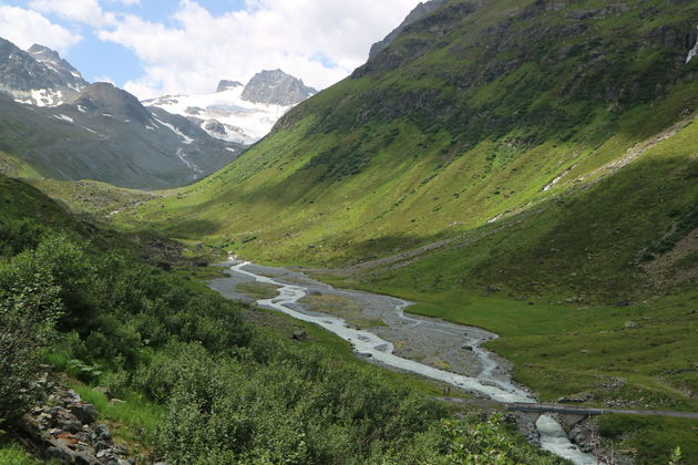 Besneeuwde bergtoppen in de verte