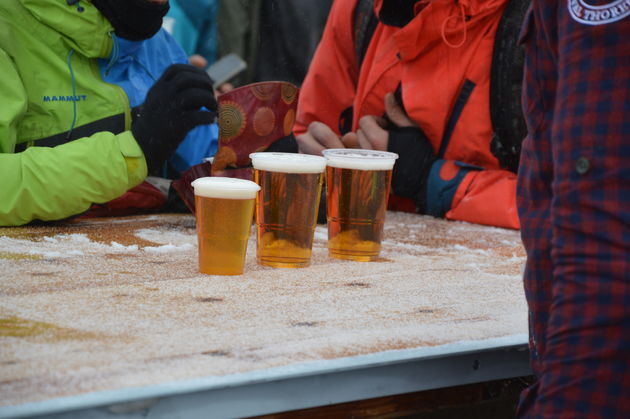 Een lekker koud biertje boven op de piste