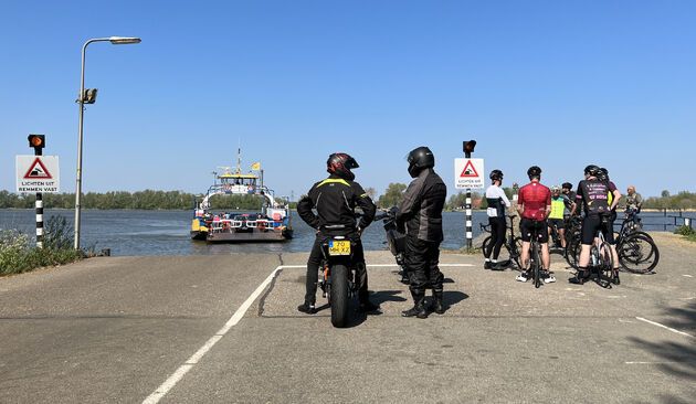 De veerpont op de Kop van het Land naar het Dordtse deel van de Biesbosch