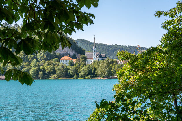 Het beroemde kerkje op Bled Island, een super romantische plek om te trouwen