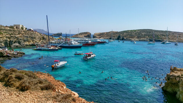 Het water van de Blue Lagoon is adembenemend blauw