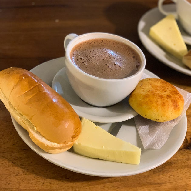 De Colombiaanse specialiteit: kaas met chocolademelk\u2026.