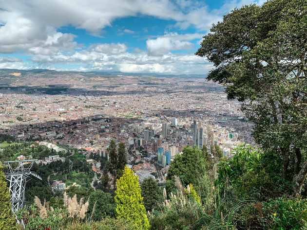 Boven aan de berg van Monserrate kan je goed zien hoe groot Bogot\u00e1 is