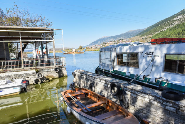 Zeker doen: neem de boot naar het eilandje in Lake Pamvotis