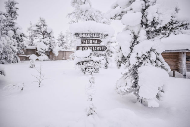 Dikke lagen sneeuw, zelfs op de bordjes