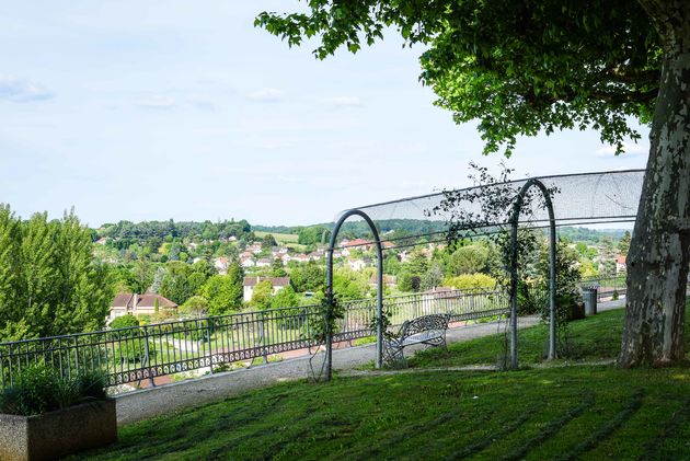 Rondom het oude dorpje loopt een mooie boulevard met bankjes