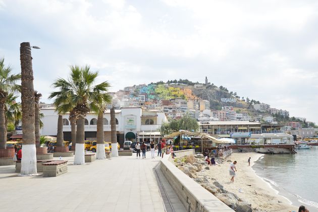 De boulevard van Kusadasi, waar je natuurlijk van het uitzicht en het strand kunt genieten