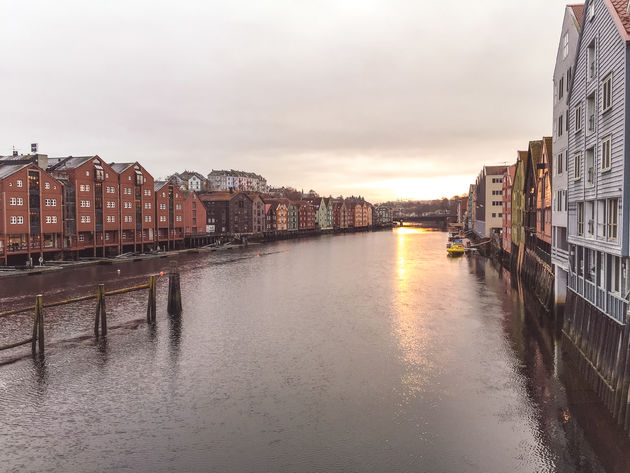 Uitzicht vanaf de beroemde Bybrua-brug in Trondheim